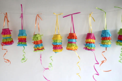 pull-pinata-garland-diy_loveandcupcakes