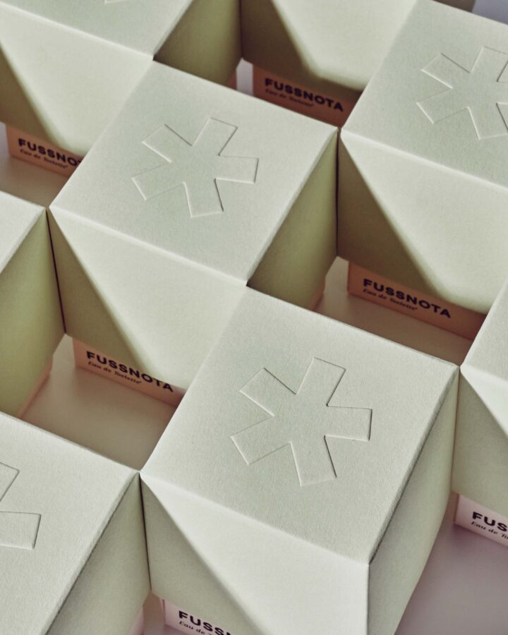 Embossing highlights the typography on the lid, while low-relief print enhances texture and brings out the depth of the colour through light and shadow.