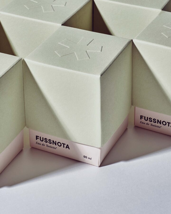The warm foil tones complement the delicate pink of Koehler Eco® Rose Quartz 350 g/m2 paper and contrast beautifully with the greenish lid in Koehler Eco® Sage 350 g/m2